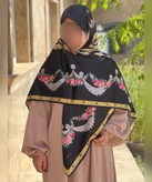روسری ابریشم ساتن طرح گلآویز قواره ۱۳۵