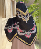 روسری ابریشم ساتن طرح گلآویز قواره ۱۳۵