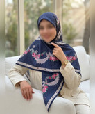روسری ابریشم ساتن طرح گلآویز قواره ۱۳۵