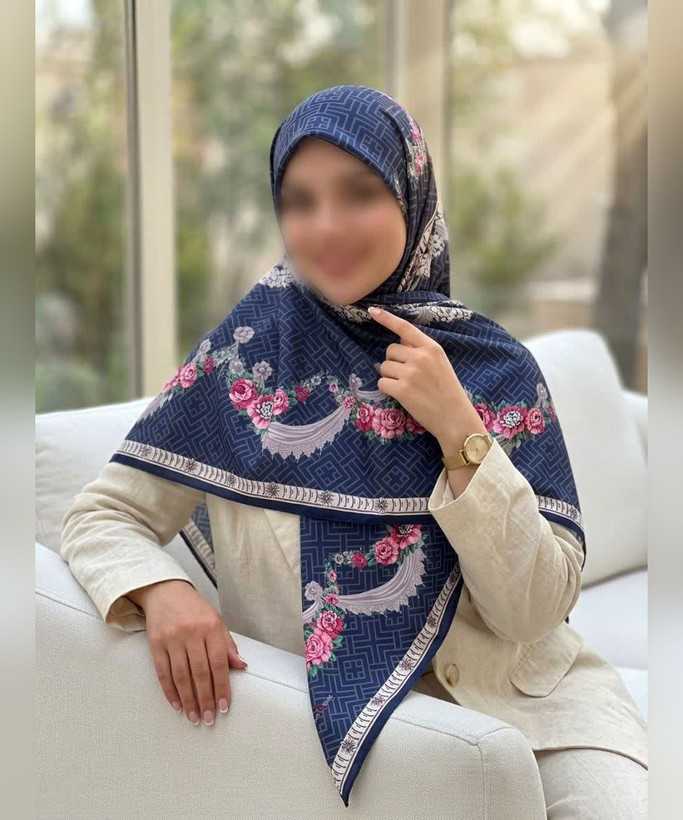 روسری ابریشم ساتن طرح گلآویز قواره ۱۳۵