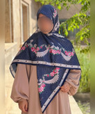 روسری ابریشم ساتن طرح گلآویز قواره ۱۳۵