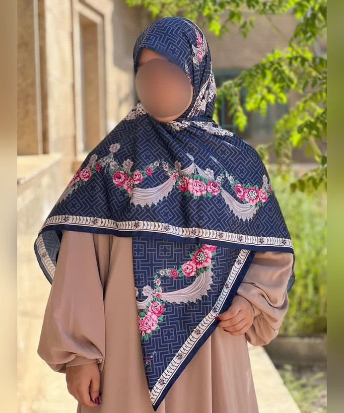 روسری ابریشم ساتن طرح گلآویز قواره ۱۳۵