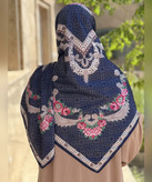 روسری ابریشم ساتن طرح گلآویز قواره ۱۳۵