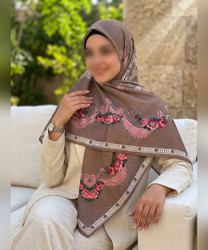 روسری ابریشم ساتن طرح گلآویز قواره ۱۳۵