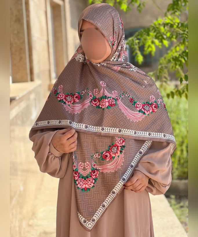 روسری ابریشم ساتن طرح گلآویز قواره ۱۳۵
