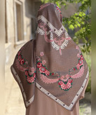 روسری ابریشم ساتن طرح گلآویز قواره ۱۳۵