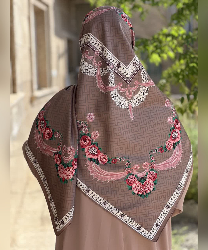 روسری ابریشم ساتن طرح گلآویز قواره ۱۳۵