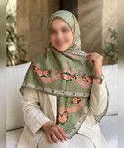 روسری ابریشم ساتن طرح گلآویز قواره ۱۳۵