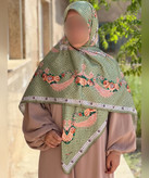 روسری ابریشم ساتن طرح گلآویز قواره ۱۳۵