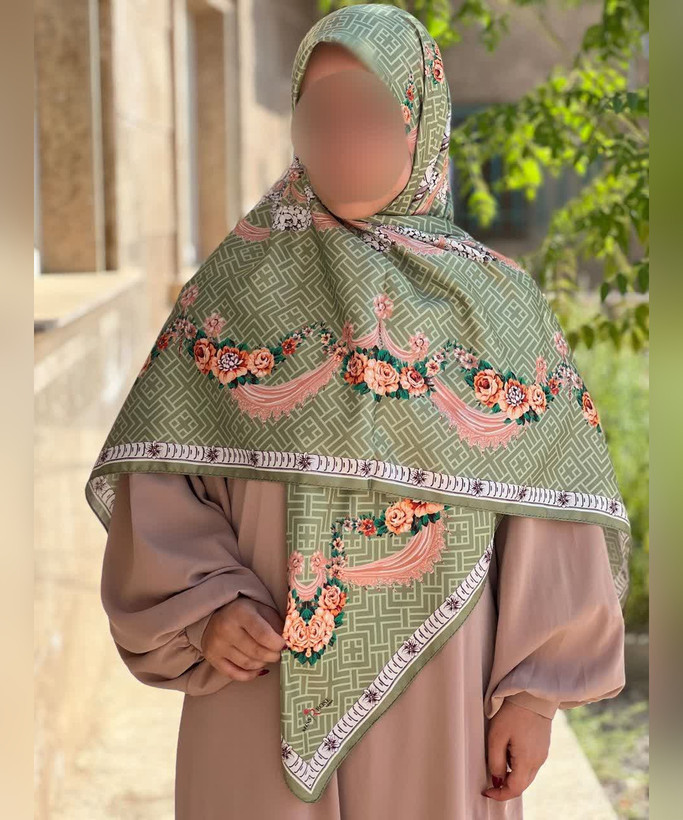 روسری ابریشم ساتن طرح گلآویز قواره ۱۳۵