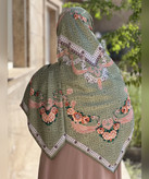 روسری ابریشم ساتن طرح گلآویز قواره ۱۳۵