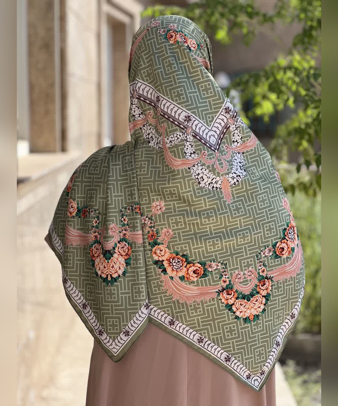روسری ابریشم ساتن طرح گلآویز قواره ۱۳۵