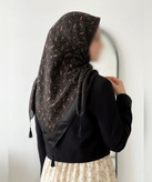 روسری نخی طرح گل خطی قواره ۱۴۰